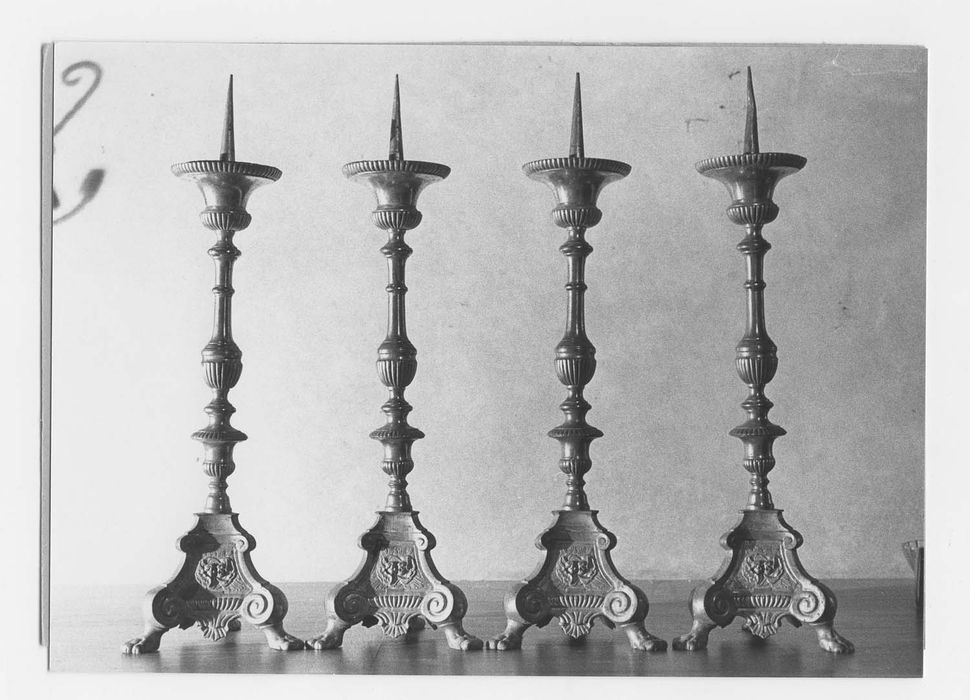 quatre chandeliers d'autel (garniture d'autel)