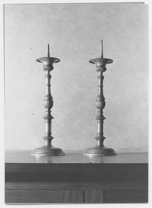 deux chandeliers d'autel (garniture d'autel)