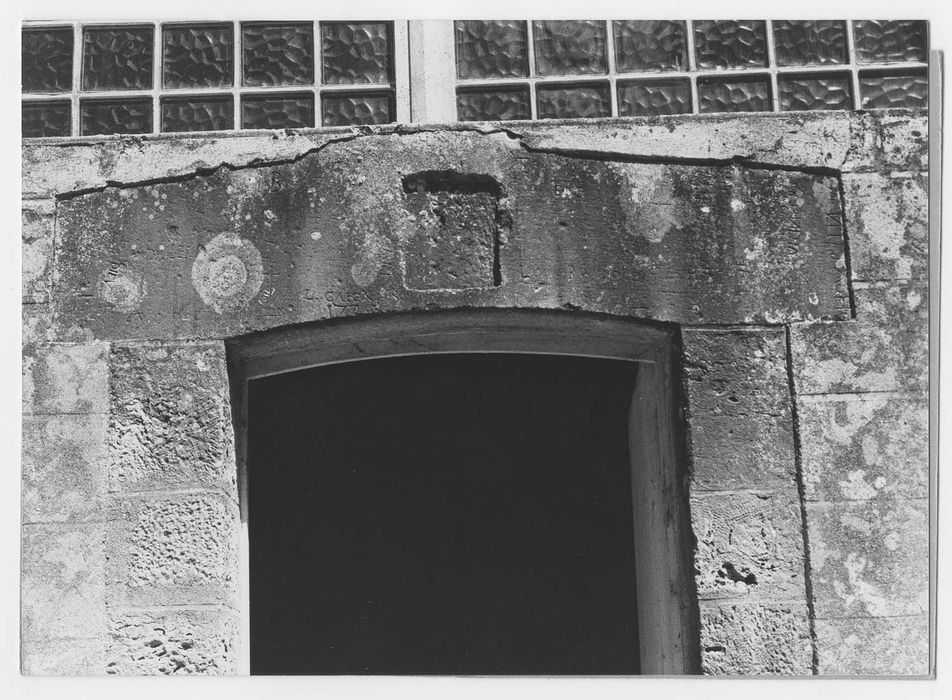 linteau de la porte ouest