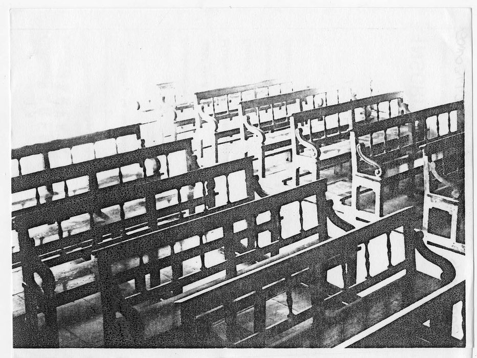 Trente-deux bancs de la nef