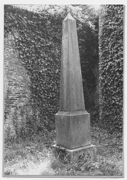 monument funéraire d'Edmond du Chatel et de son épouse Joséphine Lefevre d'Anneville