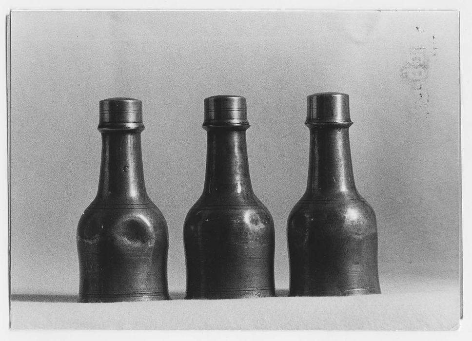 Trois ampoules aux saintes huiles du doyenné et leur coffret