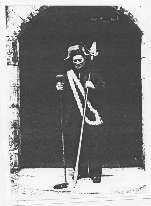 équipement du suisse : chapeau, baudrier, pertuisane, bâton, (photocopie numérisée)