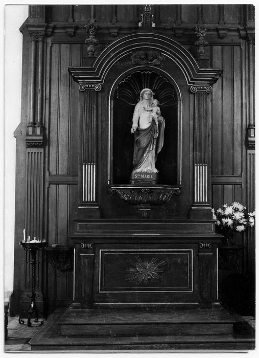 autel latéral nord, retable et statue : Vierge à l'Enfant