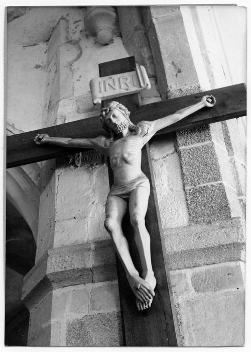 statue : Christ en croix