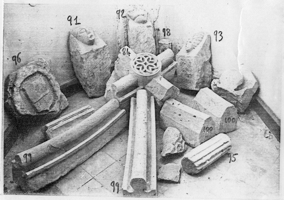 trois modillons, (photocopie numérisée)