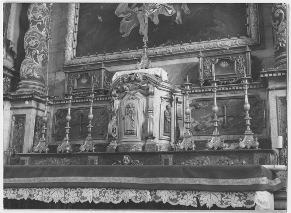 maître-autel, tabernacle, retable, portes, six flambeaux, croix d’autel