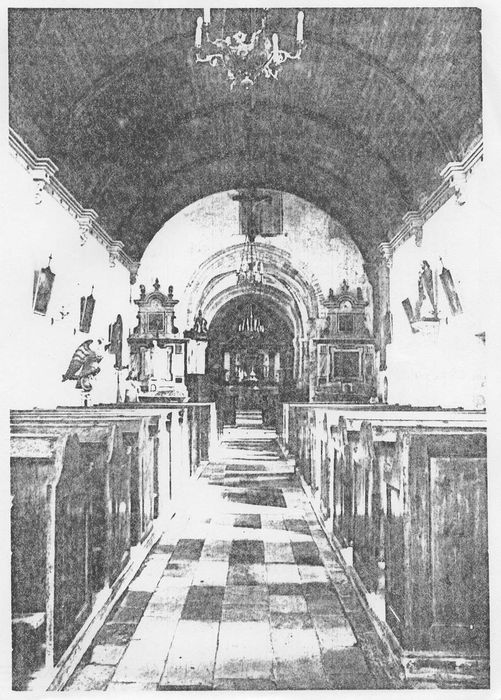 Vingt-sept bancs de fidèles