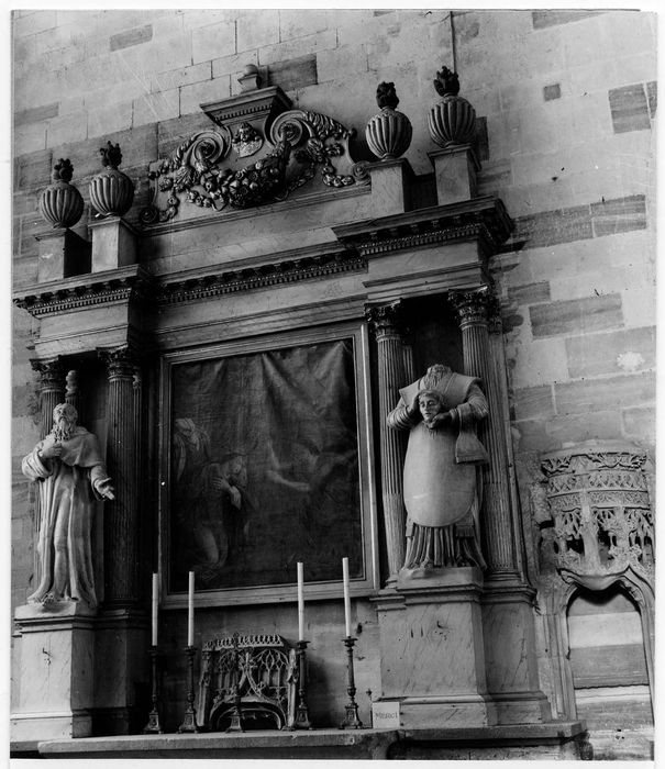 autel latéral nord, retable et son tableau : Annonciation, dais d'architecture,  statue : Saint moine, statue : Saint Clair, quatre flambeaux