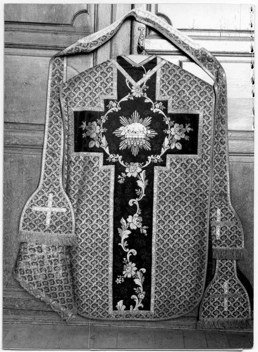 chasuble, étole, manipule, voile de calice et bourse de corporal (ornement vert)