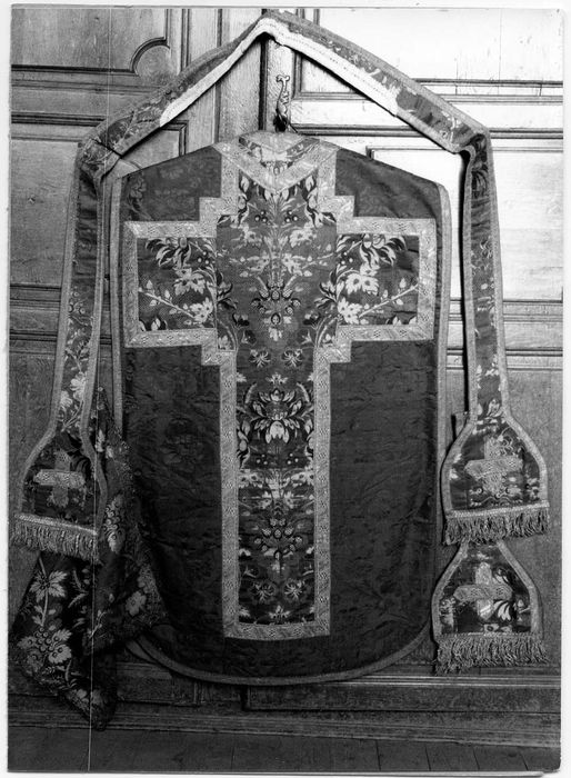 chasuble, étole, manipule, voile de calice et bourse de corporal (ornement vert)