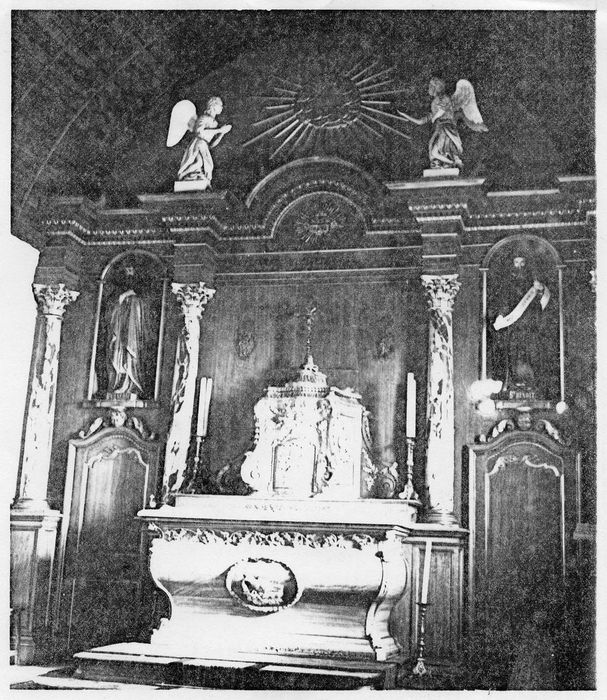 maître-autel, gradin d'autel, tabernacle, retable du maître-autel, deux statues : Anges adorateurs et deux portes de sacristie, (photocopie numérisée) 