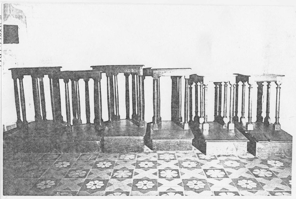 Six tabourets de chantre