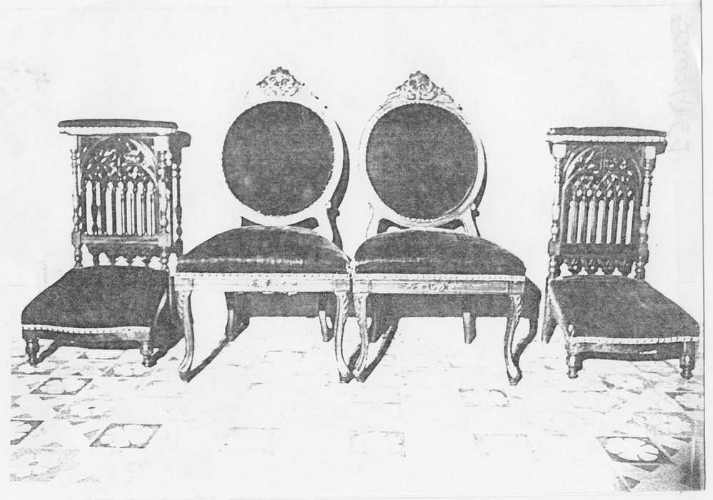 Paire de sièges de célébrant et leurs prie-Dieu