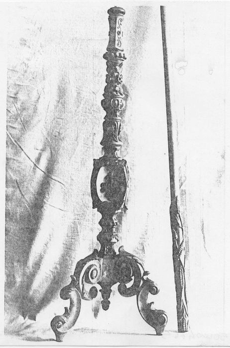 Chandelier et cierge pascals