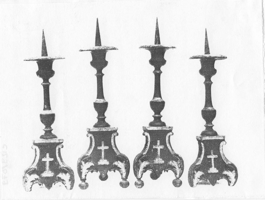 quatre chandeliers, (pique cierges), (photocopie numérisée) 