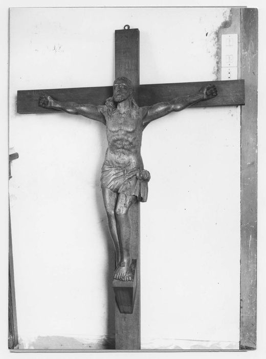 statue : Christ en croix