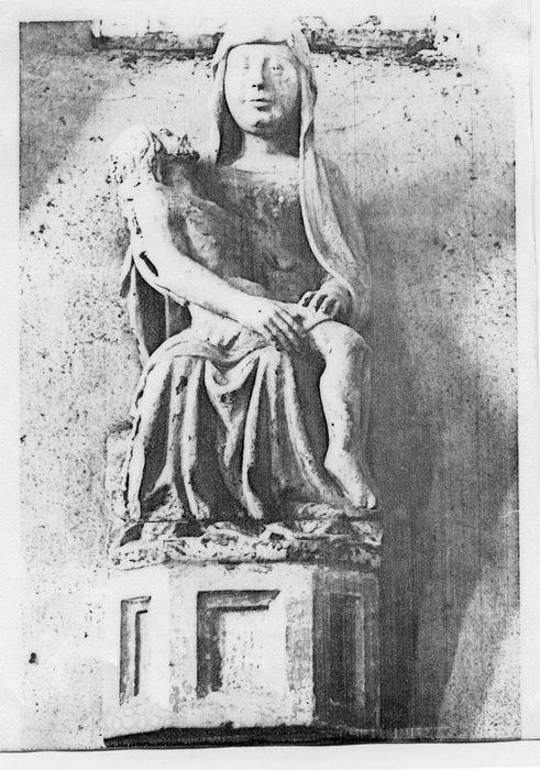 Groupe sculpté et sa console : Vierge de Pitié