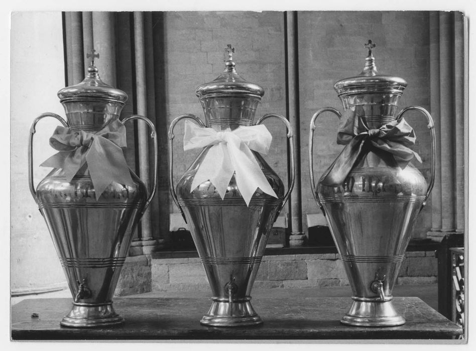 trois grandes amphores à saint huiles