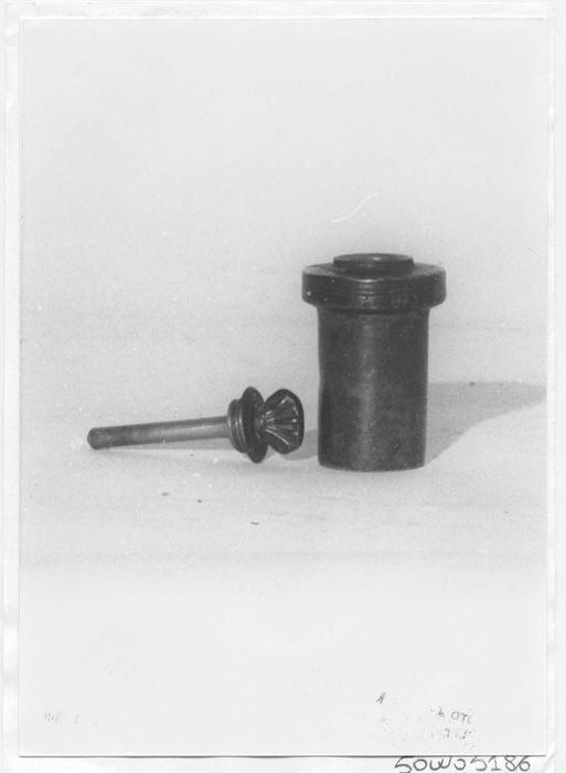 ampoule pour l’huile et sa spatule