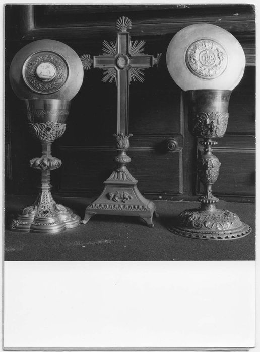 deux calice et deux patène, croix d’autel
