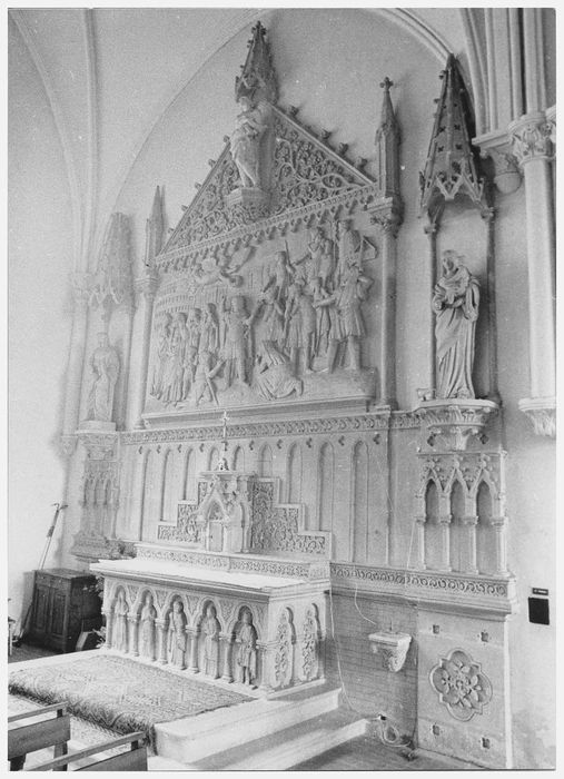 autel latéral nord, degré, tabernacle, retable et bas-relief