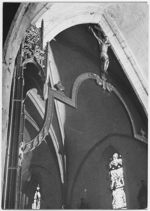 poutre de gloire dite perque et sa statue : Christ en croix