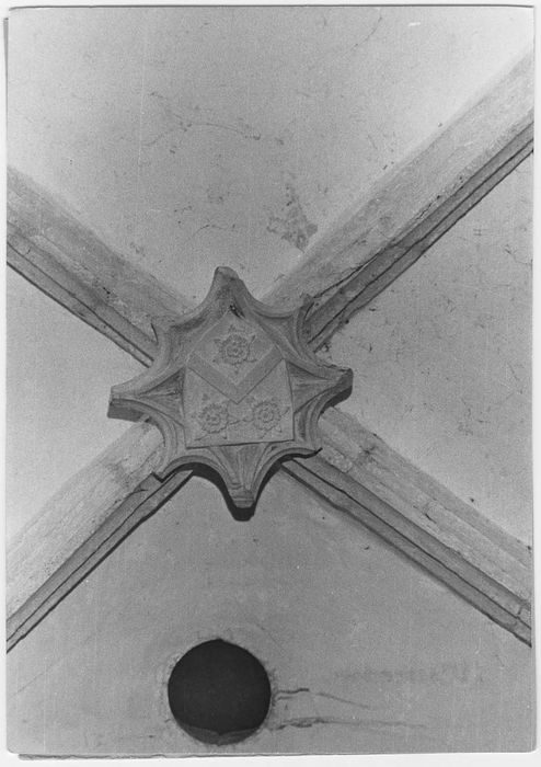 clef de voûte de la travée est de la nef