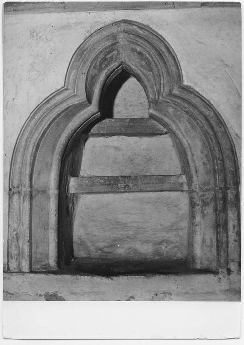 Lavabo en niche du sanctuaire