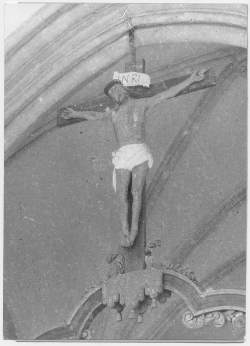 Poutre de gloire dite perque, et sa statue : Christ en croix