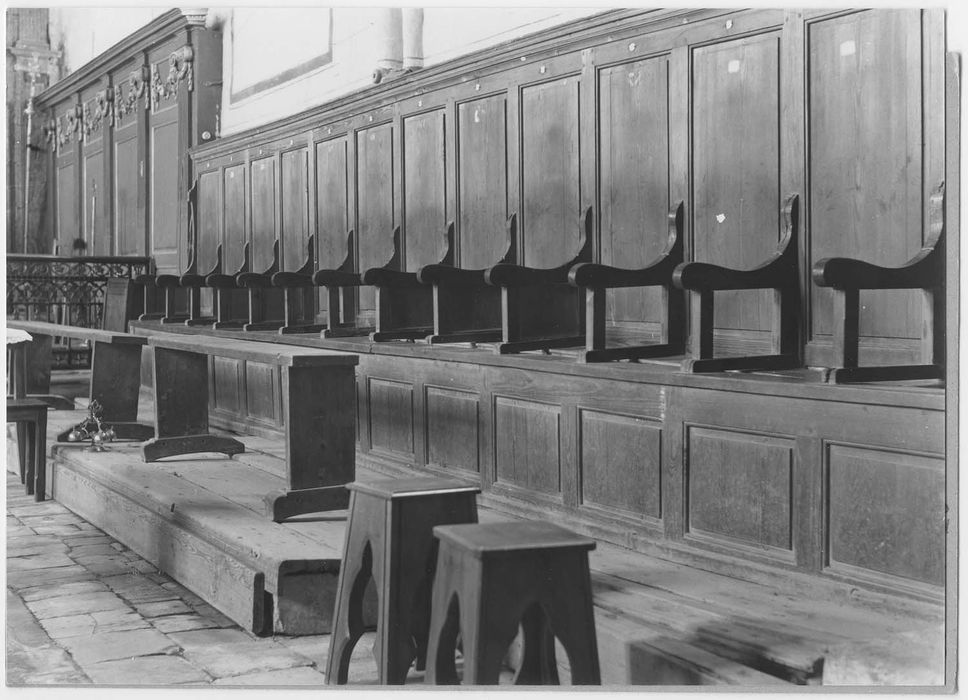 Bancs de choeur avec leurs dossiers formant lambris