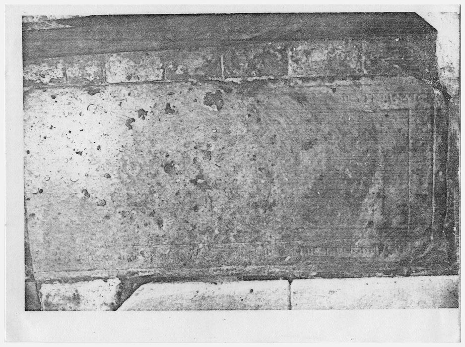 dalle funéraire d'une dénommée Suzannes-Françoyse, (photocopie numérisée) 