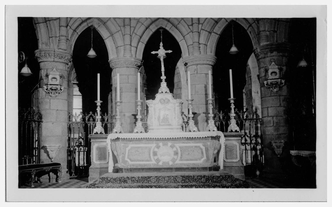 autel (maître-autel), six chandeliers et un croix d’autel