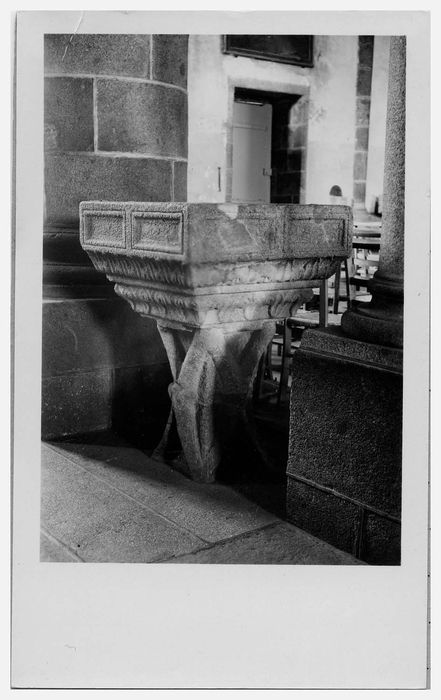 anciens fonts baptismaux devenus bénitier