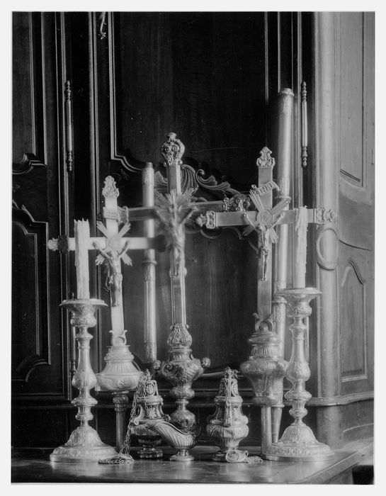trois croix processionnelle et ses hampes, deux flambeaux (piques cierges), deux encensoirs, navette à encens 