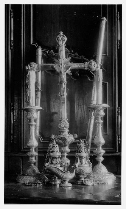 croix processionnel et sa hampes, deux flambeaux (piques cierges), deux encensoirs, navette à encens 