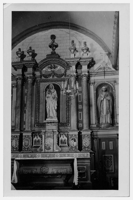 autel (maître-autel), retable, tabernacle, et les deux portes de la sacristie