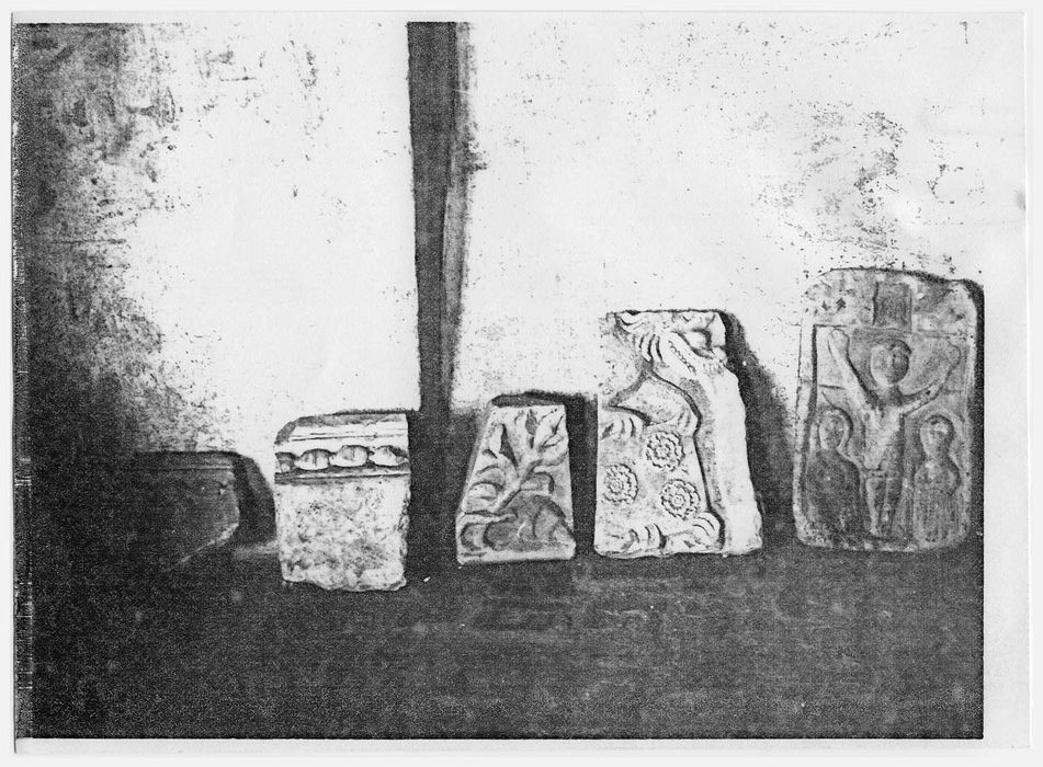 Cinq fragments sculptés