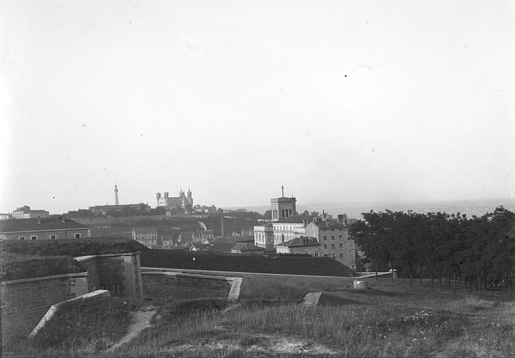 Vue panoramique de la ville, prise du fort Saint-Irénée