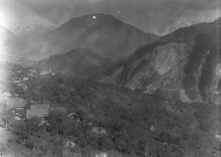 Vue générale du village de Joux prise de la route