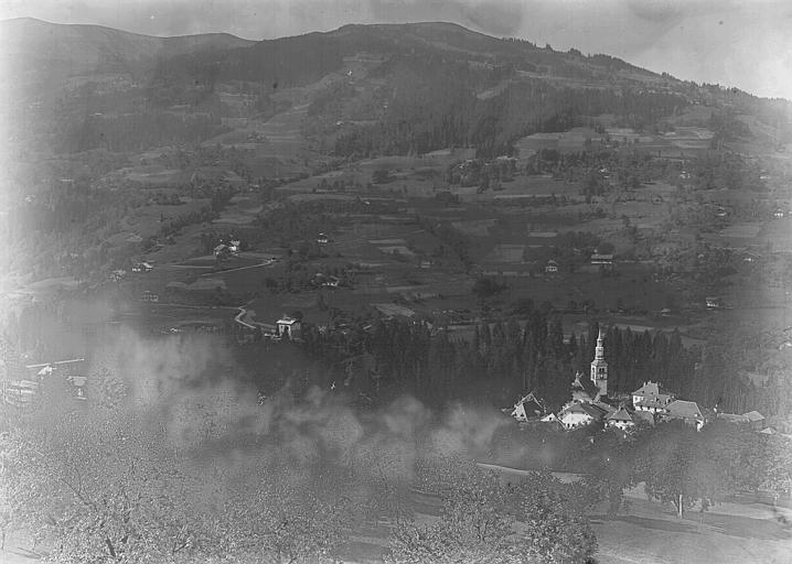 Vue panoramique, prise de l'est, sur la route du Prarion