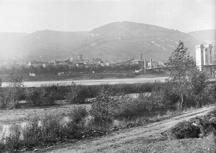 Vue générale du village, prise de la rive gauche