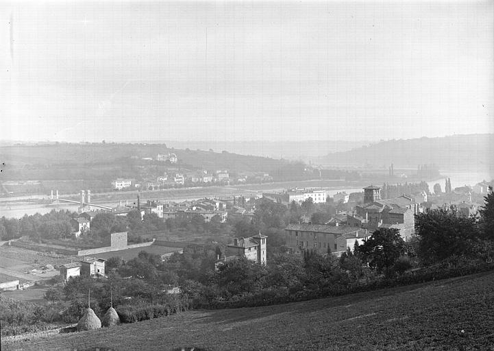 Vue générale du village, prise de la montagne, à l'ouest