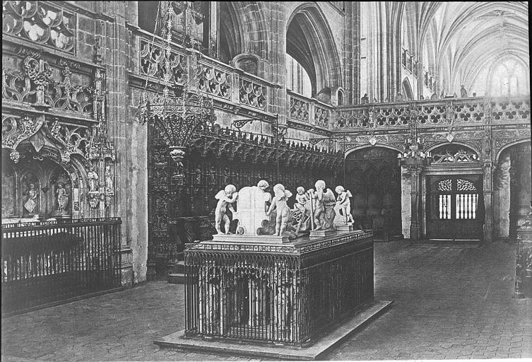 Vue intérieure du choeur de l'église et tombeau de Philibert le Beau