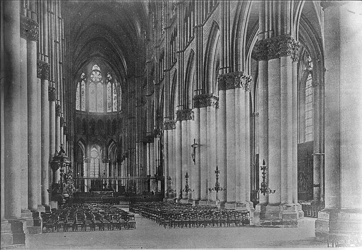 Vue intérieure de la nef vers le choeur