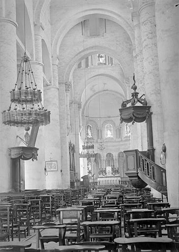 Eglise : Vue intérieure de la nef vers le choeur