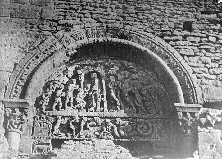 Enceinte : Tympan de la porte sud