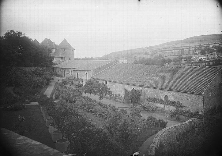 Communs, pris de la terrasse est