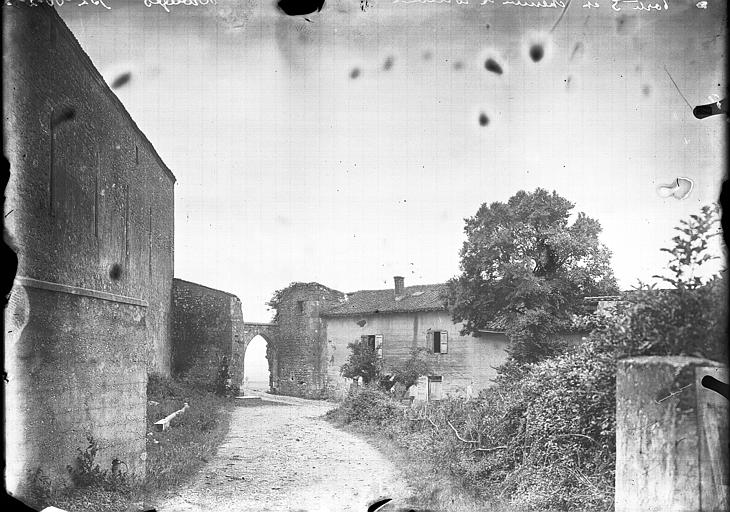 Chemin de ronde longeant l'église et aboutissant à la porte sud