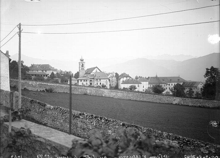 Vue du village prise de l'ouest, au crépuscule